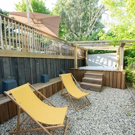 Holiday home Maison Du Canal Au Bord Du Canal A Cazaux *